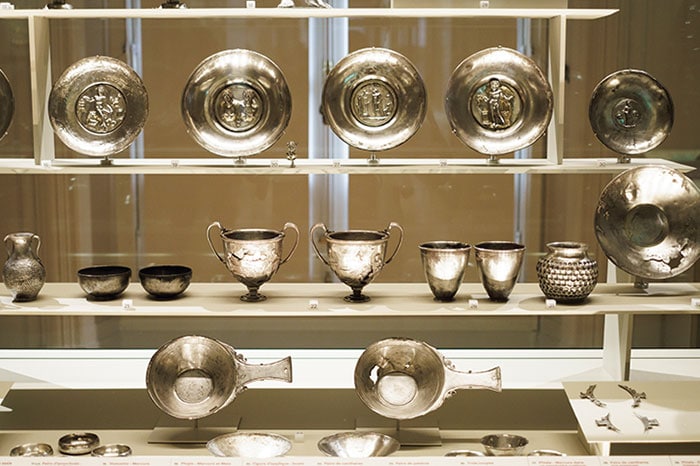 フランス・ユール県で農民が発見した銀食器一式。1～3世紀の制作と推定される逸品。