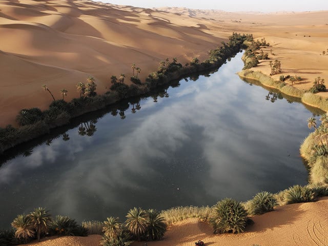 砂漠にぽっかりと口を開けた まさに奇跡のごときオアシスの湖 今日の絶景 砂漠にぽっかりと口を開けた まさに奇跡のごときオアシスの湖 今日の絶景