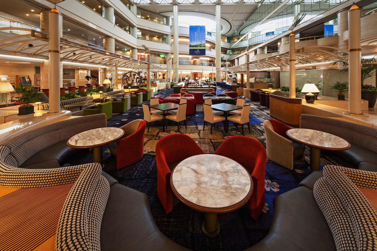 ホテル1Fのティー＆カクテル「SATSUKI LOUNGE」で、いちごスイーツブッフェを開催中。