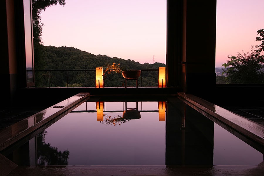 奈良信貴の湯温泉を引いた大浴場と、国定公園側の客室から信貴山が一望できる。