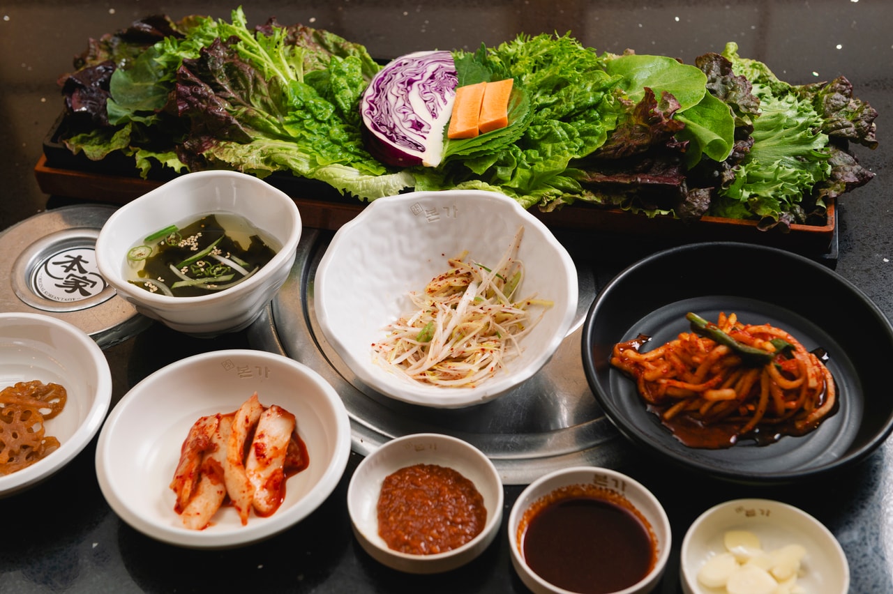 焼肉メニューに付く12種類の野菜セットとおかず（写真は2人前）。