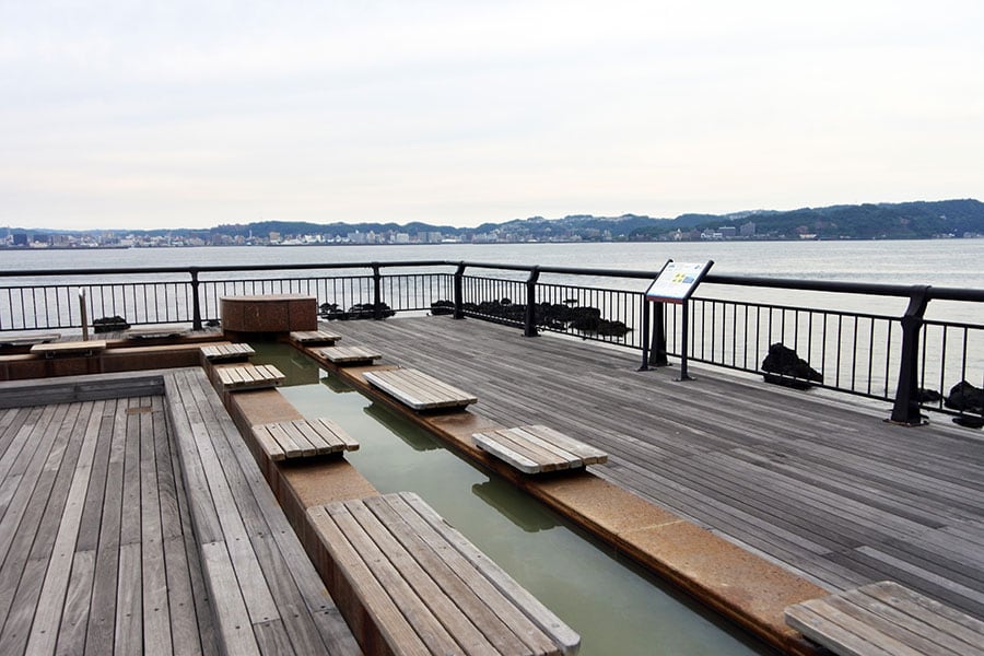 火山の恩恵といえば、温泉！　桜島溶岩なぎさ公園の約100メートルの足湯からは錦江湾が望めます。