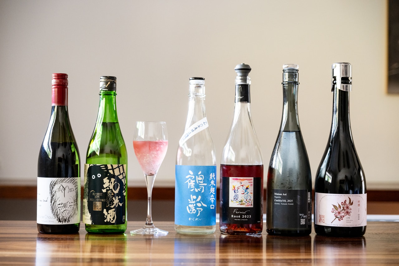 右から、八海醸造の「唎酒 No.088 山桜」、葵酒造の「Maison Aoi Untitled 04」、フェルミエの「ロゼ ピノ・ノワール&ピノ・グリ」、青木酒造の「鶴齢 純米酒 超辛口 生原酒」、自家製「マグノリアのカクテル」、青木酒造の「雪男 純米酒 愛山」、ドメーヌ ショオの「Please don't be sad/悲しまないで」。