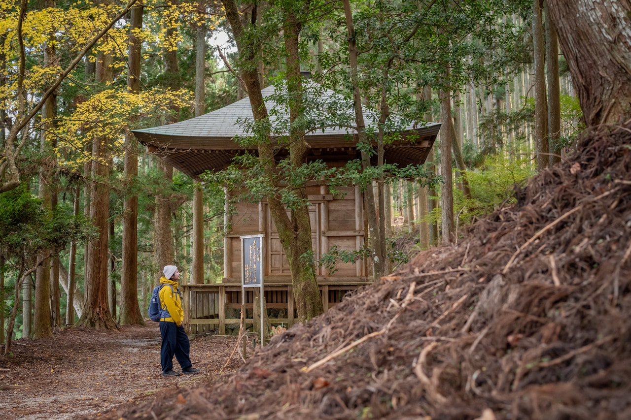 大峯修行場の一つで、扉を閉じると塔の中は真っ暗になるのだとか。