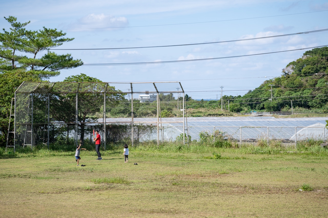 小学校の校庭で野球をする親子。こののどかな空気こそがやんばるの魅力なのかもしれない。
