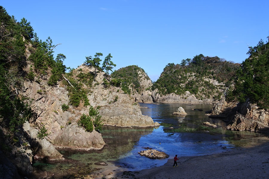 山陰海岸ジオパークの鴨ヶ磯。まるで箱庭のような景観。砂は石英がまじっているのか、太陽光にあたるとキラキラ光ります。