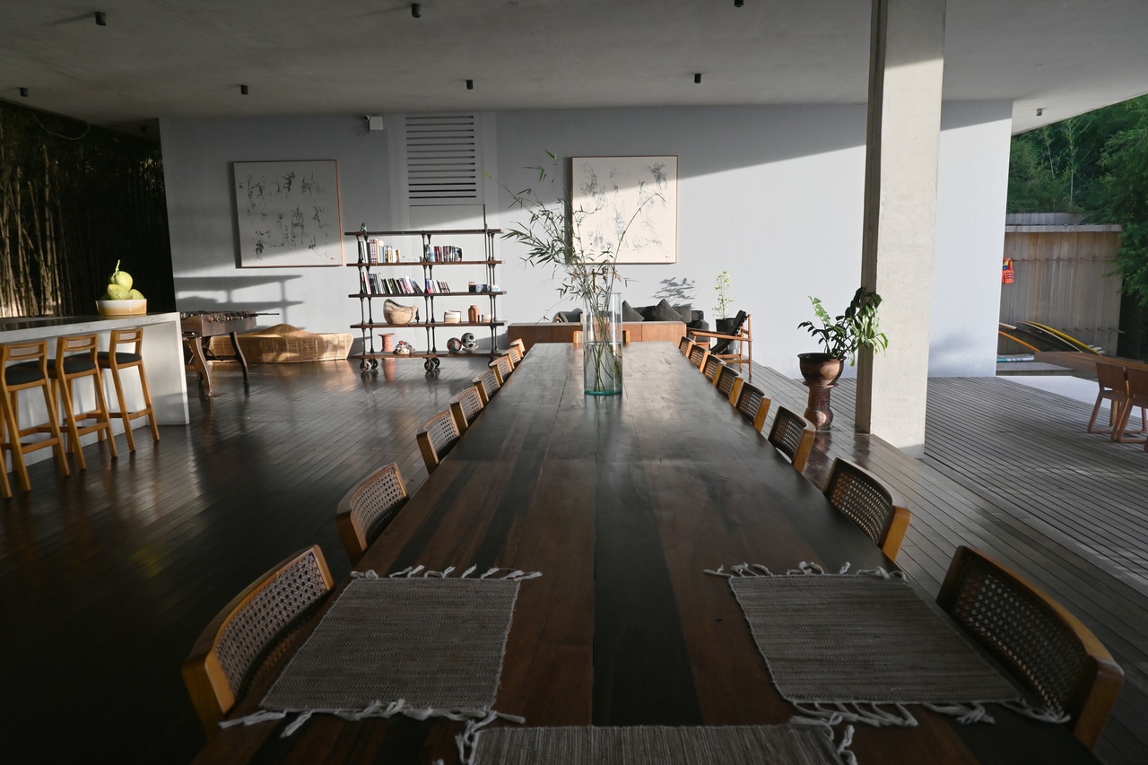 レストラン「アナカンプン」。他のゲストと交流を持てるようにと、こちらのテーブルも大きめ。ミシュランスター・シェフの店での経験をもつリゾート・マネージャーゆえ食にも期待が。