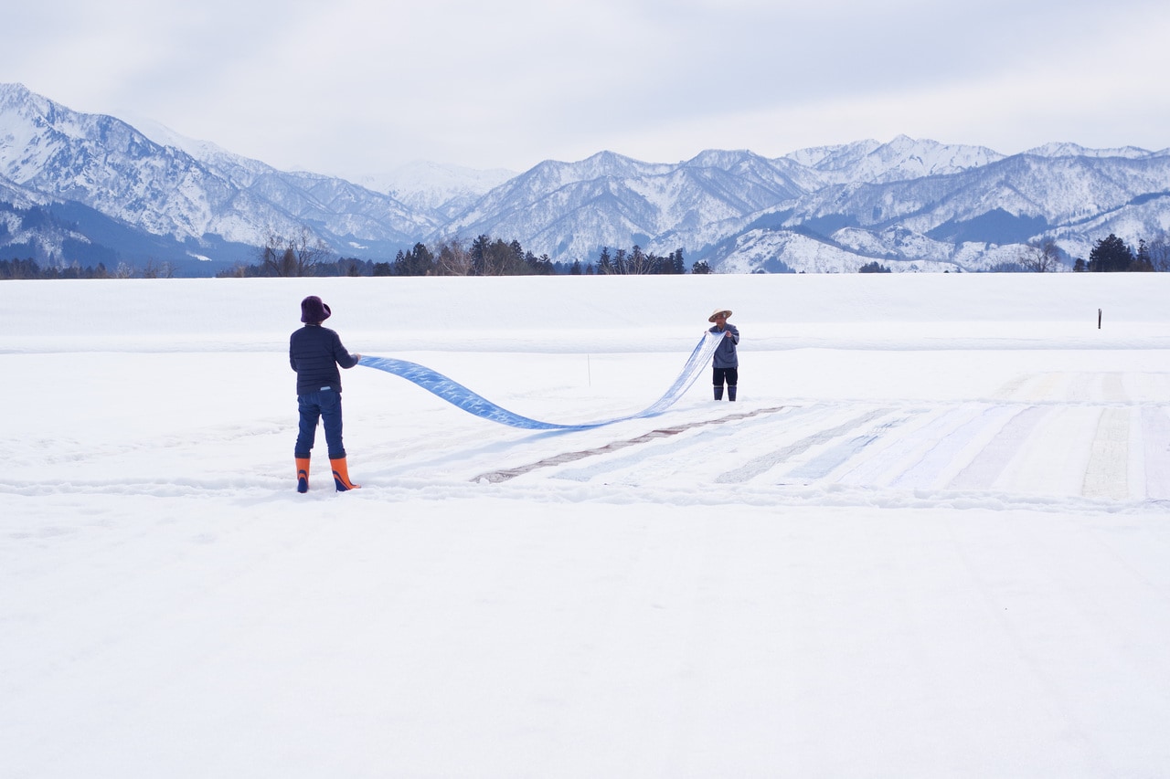 南魚沼地域の春の風物詩・雪晒し。2月中旬から3月の晴れた日に行われる。