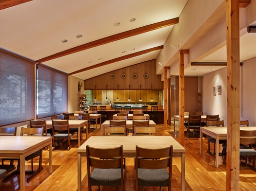 「レストラン湯楽」の内観。ゆったりとした空間で味わう美食体験。