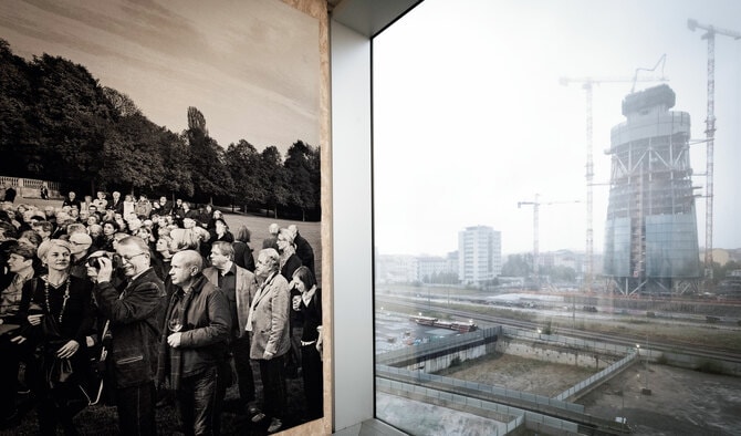 ガラス張りの窓からは、オリンピック選手村が見える（取材時は建築中）。