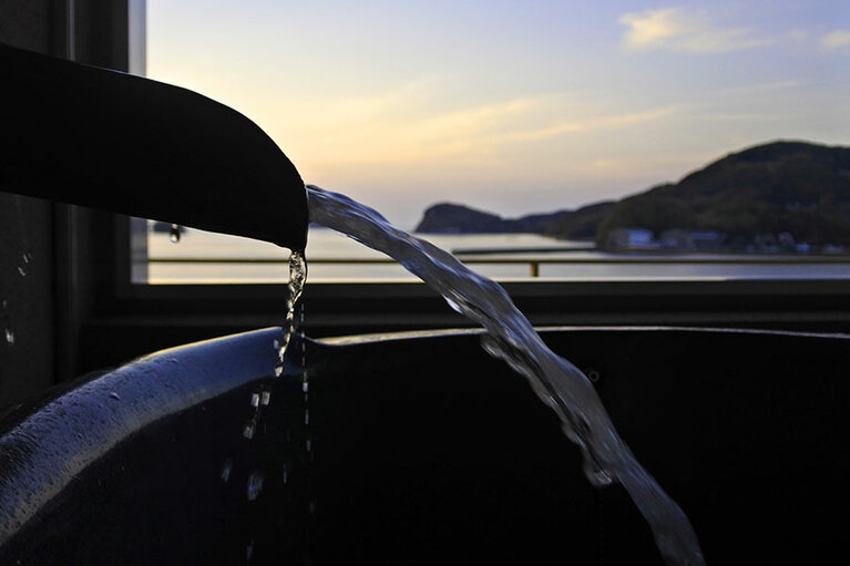 客室の温泉は2つの巨大なレバーを引いて、自分でお湯の温度を調節します。