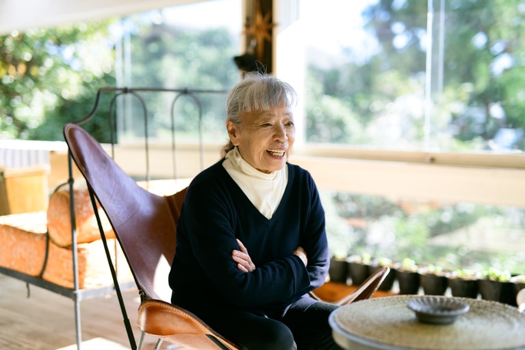 普段着がさらりとお洒落なこぐれさん。あちこちにある椅子で会話。