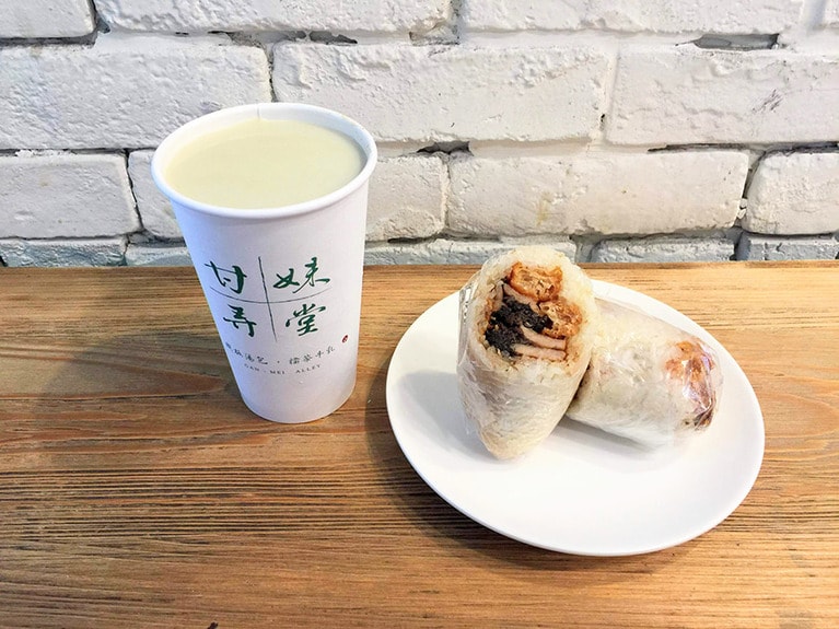 擂茶豆乳＆梅干燒肉飯糰。