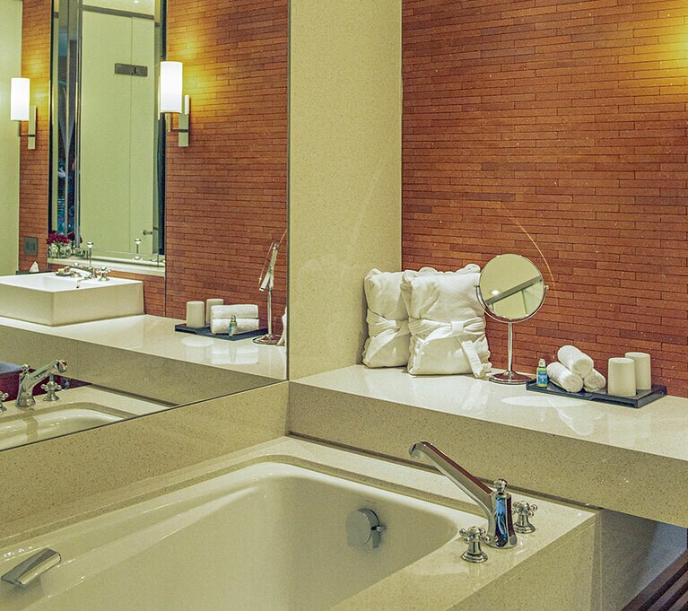 全室にバスタブを完備。ロクシタンほかアメニティも魅力。