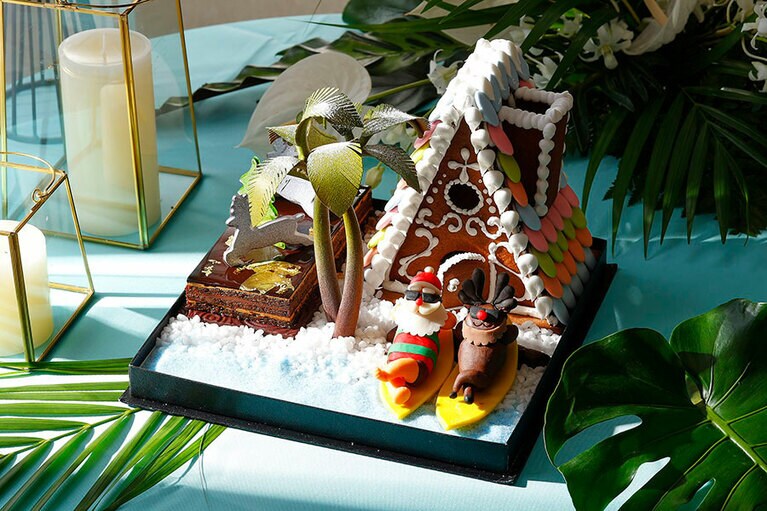 ザ・カハラ・ホテル＆リゾート 横浜「波乗りサンタのクリスマスビーチハウス」(限定10個 28cm×28cm／54,000円)。