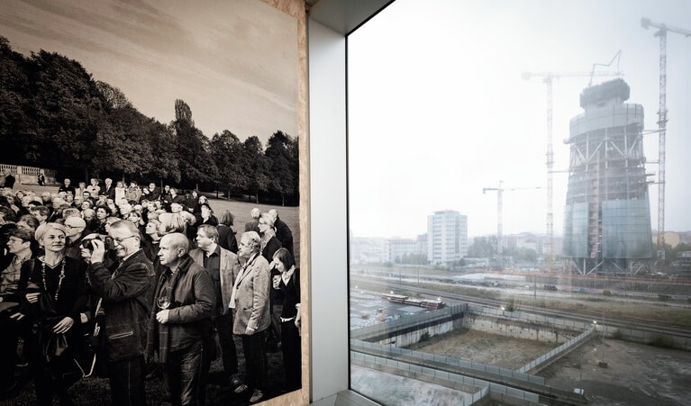 ガラス張りの窓からは、オリンピック選手村が見える（取材時は建築中）。