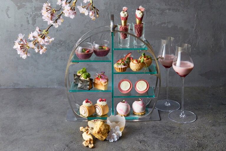 「Aurelie.コラボレーション ストロベリーアフタヌーンティー」のイメージ。1名6,900円（税・サ込）。要予約。開催期間／～2025年5月6日（火・振休）まで。