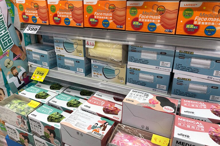 上段からビビッド、パステル、迷彩プリント。3タイプのマスクが揃った頃。この後、プリントものが急増していく。