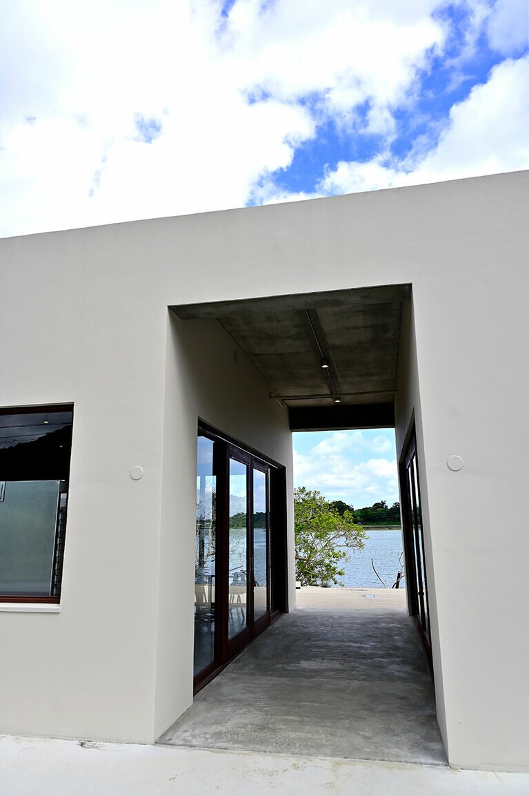 建物の向こう側には亜熱帯の森に囲まれた内海が広がる。