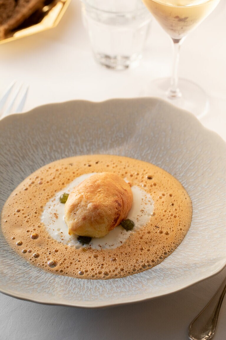 リヨンの郷土料理“川カマスのクネル”。オマールのソースで。18ユーロ。