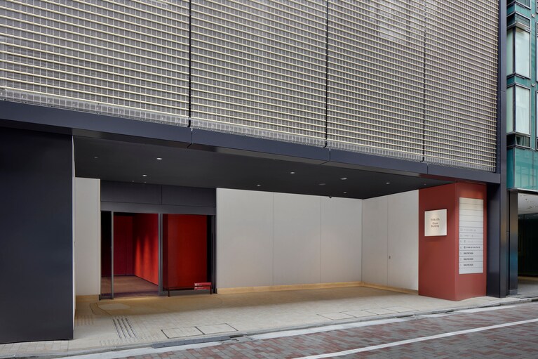 ビルの入り口は中央通りから1本入った「すずらん通り」に面している。