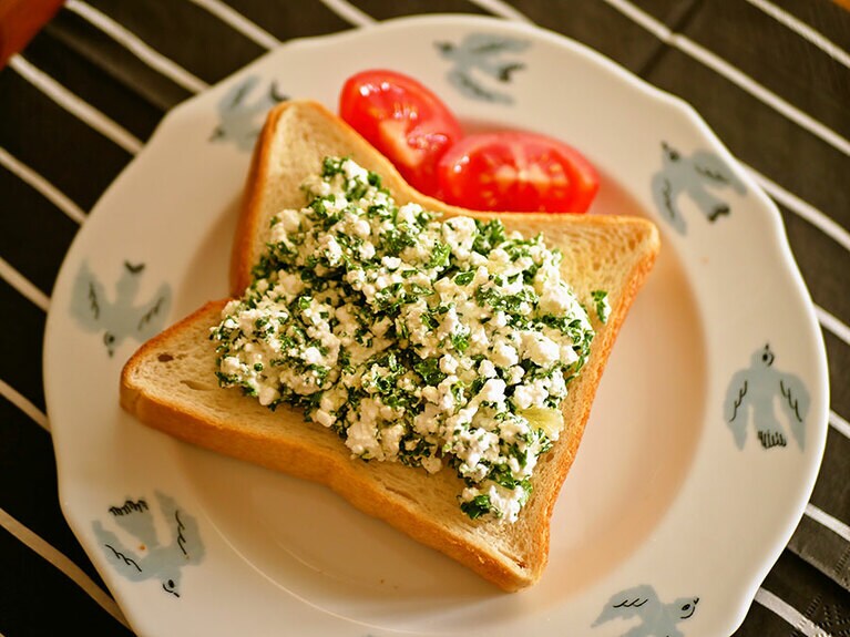 8月24日　パセリとカッテージチーズのっけトースト。