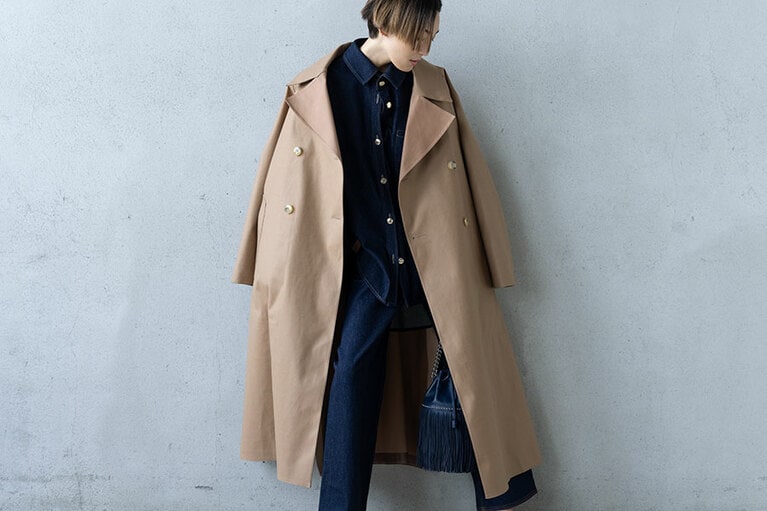 コート 242,000円、シャツ 42,900円、パンツ 31,900円/以上マッキントッシュ
バッグ 145200円/J&M デヴィッドソン
ピアス／スタイリスト私物