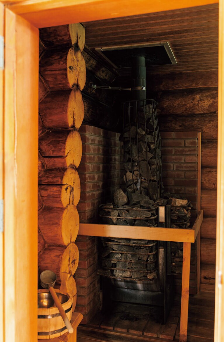薪で温めるサウナは訪れる人の希望に合わせて温度調節も可。（IZBA　福岡）