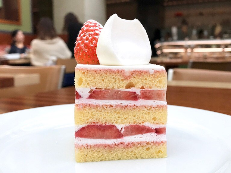 自家製ベリーシロップを丁寧に染みませている。