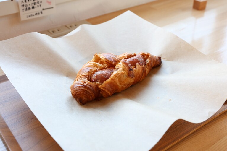 房総ジビエを使った「ジビエドッグ（690円）」。パンはクロワッサンとドッグパンの2種類から選ぶことができる。