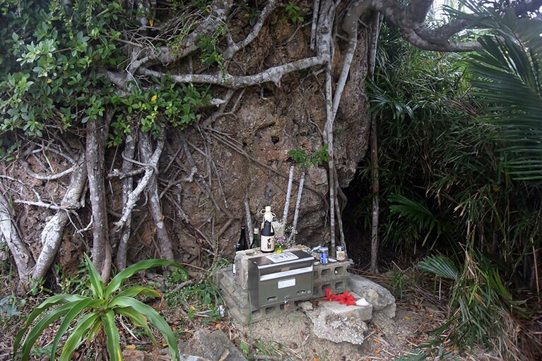 遠見台の脇にある、島まもりの神様の岩と対の岩。縁結びのご利益があるそうです。