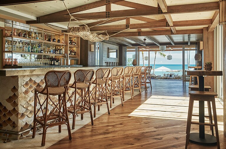 バーカウンターはウロコ柄！ (C)フォーシーズンズリゾート