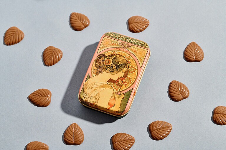 ミュシャの絵が描かれた缶がおしゃれ！　「リーフチョコレート」1,021円。