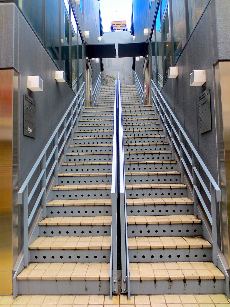 お店への階段。まっすぐ3階まで上がり、さらに左手、西棟の4階へ。