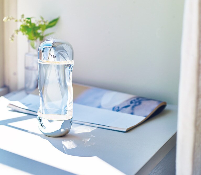 みずみずしくキメ細かな素肌へ導く化粧水。水分がとどまり時間差で浸透することで、肌表面も内側もフレッシュなうるおいで満たされた肌へ。ザ・タイムR アクア［医薬部外品］200mL 4,000円／イプサ