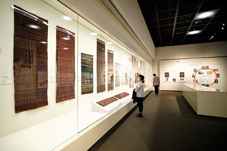 今回の展覧会では、レンバタ島のほか、ティモール島など、インドネシア東部の島々で蒐集したイカット約50点を展示。