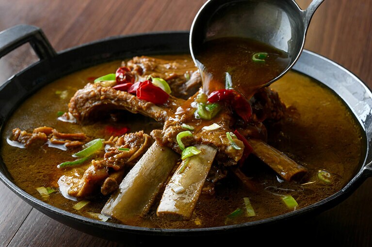 「羊の背骨の煮込み鍋」1,298円。辛さは意外と控えめ。