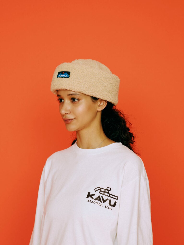 ファーボールビーニー(ブラックスモーク、レッドウッド、キャメル／素材：100％ポリエステル)4,950円。