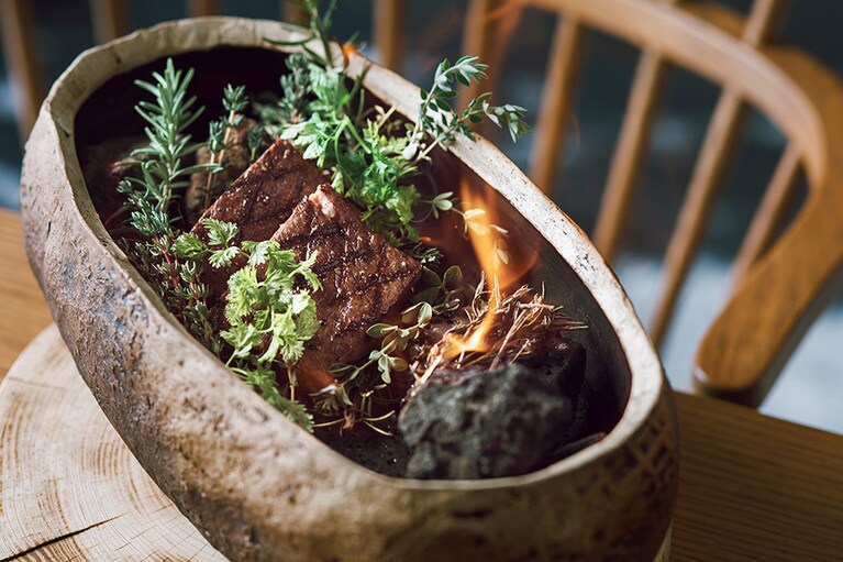 山梨牛の香草焼き。ディル、タイムなどを使用した薫り高い一品。