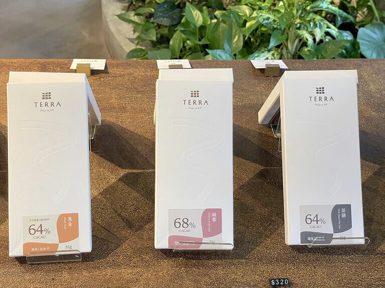 真ん中が「鹹香」。カカオ含有量は68％。確かにお酒と一緒に味わうと、より風味が増すような気がします。