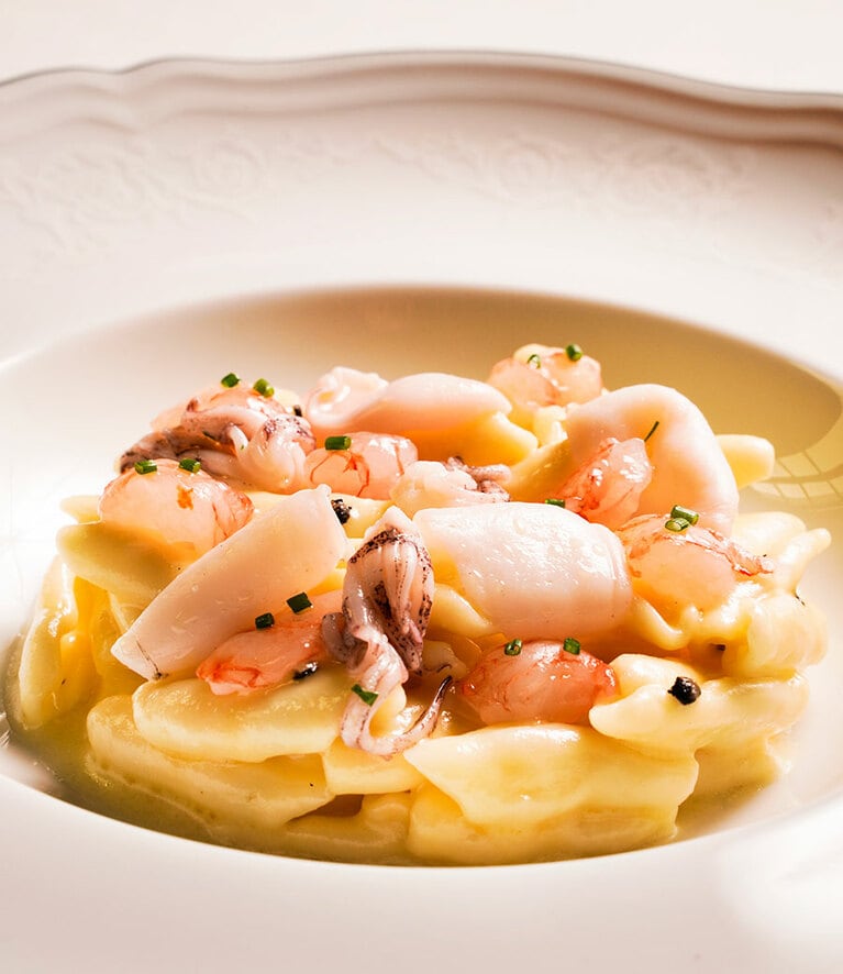 “カヴァテッリ・パスタのエビ添えカチョ・エ・ペペ”。いずれも人気の料理。