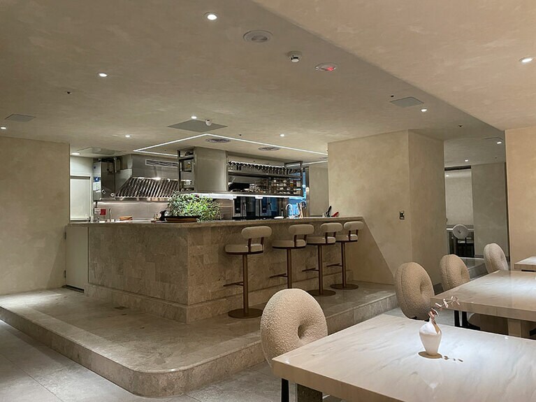 店内のオープンキッチン。シェフが調理する様子を見ながら食事を楽しめます。