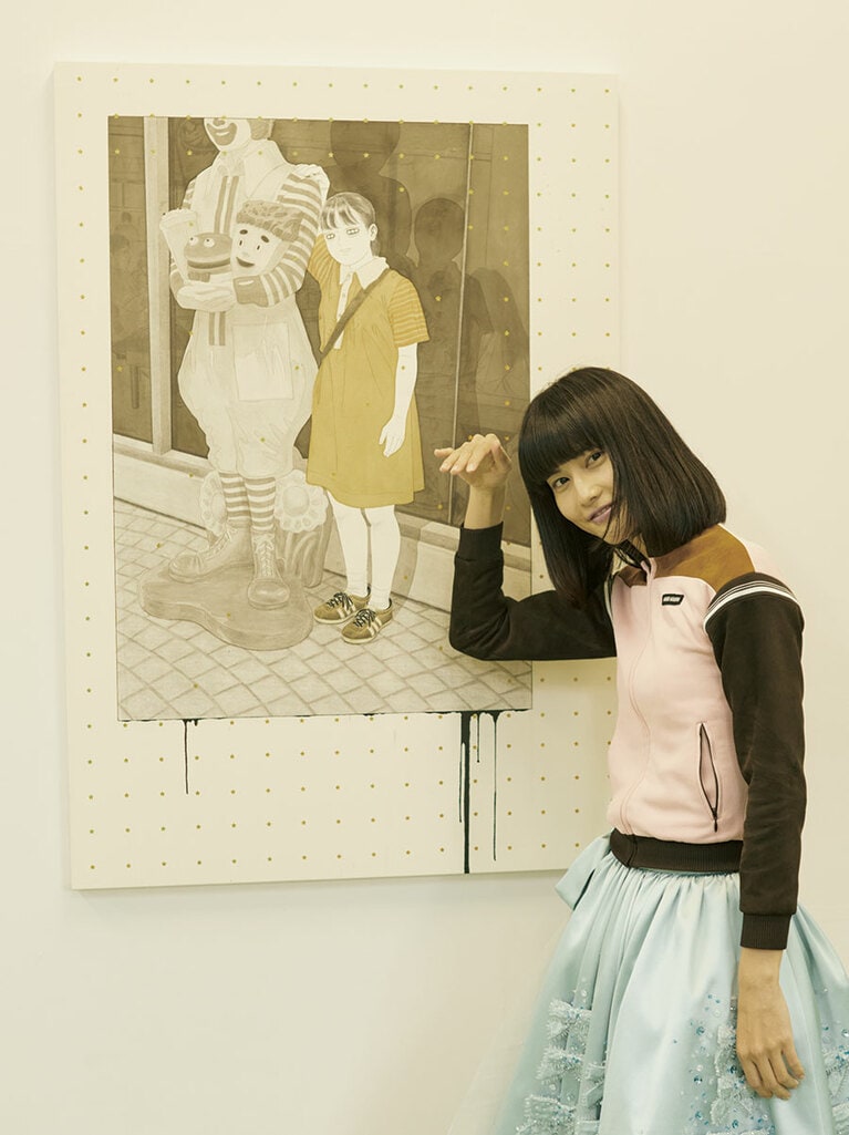 【寺本 愛「coastline」】イラストレーターとしても活躍する寺本 愛氏。彼女の描く人物たちは、皆インパクトのある瞳を持ち、時代を超越した衣服を身にまとっている。好奇心を掻き立てられる作風。