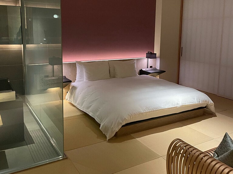 畳の上に敷かれたお布団のようにも見えるローベッドは寝心地最高。少し柔らかめのマットレスは体全体をしっかり支え、極上の肌触りのリネンがやさしく包み込む……日頃の疲れがスーッと抜けていきます。