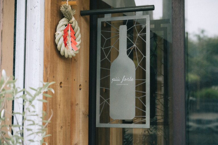 鶴岡八幡宮前の道から朝比奈インターに向かう道沿いのお店外観。