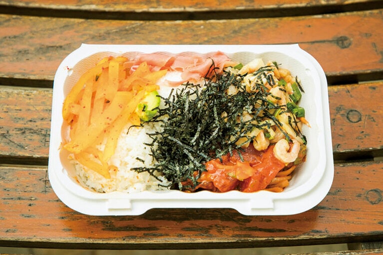 ボイルしたエビ×わさびマスタード(右上)。アヒ×コチュジャン(右下)は後から辛さがやってくる。トッピングは大根の漬物とフリカケ。ポケ2種＋トッピング2種のMボウル 9.99ドル。