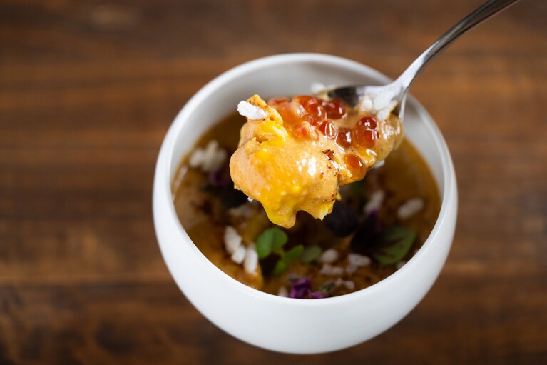 秋から冬にかけて村上市の河川には鮭が遡上することで有名です。鮭の腹には海のルビーといわれる腹子（イクラ）がぎっしり。口の中でプチプチと弾けるイクラの旨みは、まさに冬の味。