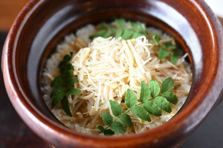お酒をたっぷり入れて昆布とカツオの出汁で炊いた竹の子が主役の土鍋ご飯。竹の子出汁をたっぷり吸わせたご飯も瑞々しく、旨味たっぷり。2杯目はお出汁をかけてお茶漬け風にアレンジするのがオススメ。