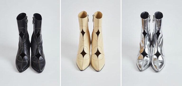 “VISTA” 66,000円。 COLOR：BLACK、BEIGE、SILVER　SIZE：23cm、24cm、25cm　HEEL：7cm。