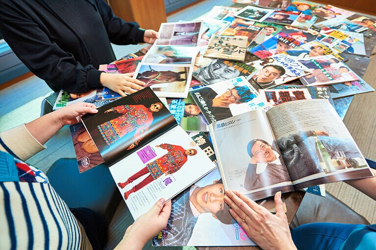 左下に見えるのが、「たけし Ficceのニットを着る」。ド派手なセーターを実際に編むのは至難の業。